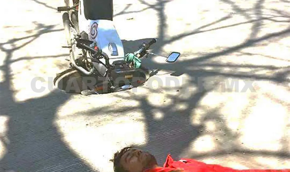 Cae moto a registro sin tapa