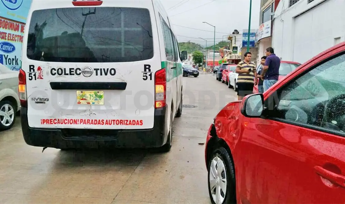 Auto se impacta contra combi