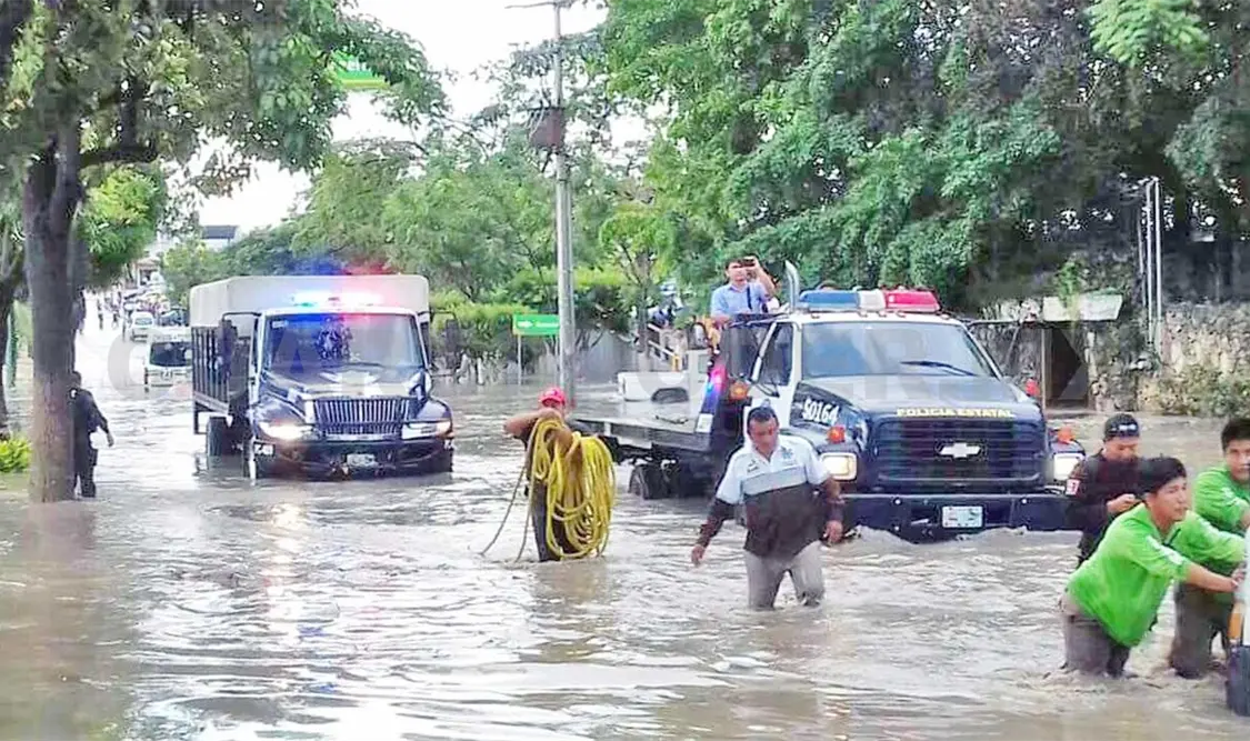 Auxilian policías a atrapados en la lluvia