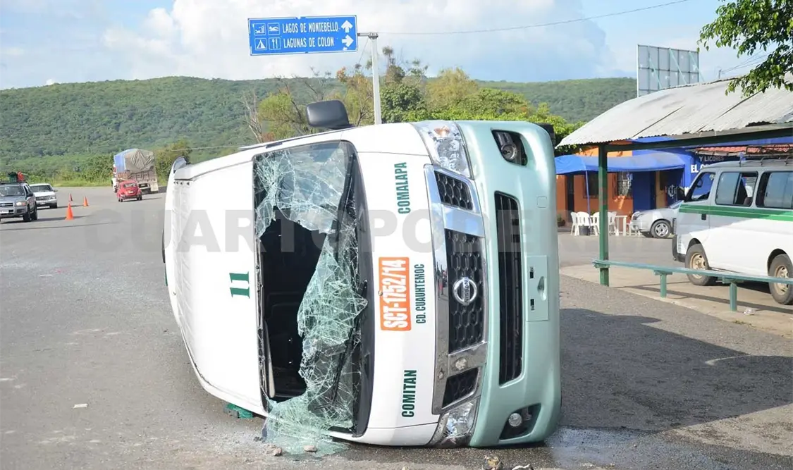 Choque y volcadura en la carretera
