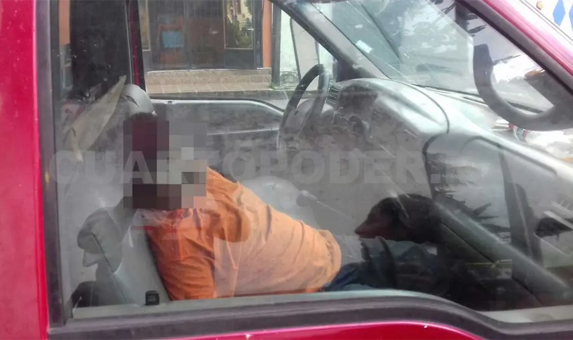 Encuentran cadáver en camioneta