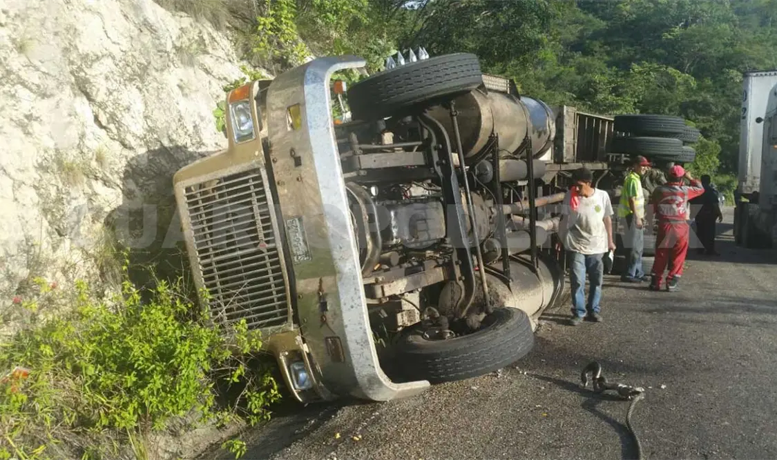 Vuelca tráiler que transportaba mandarinas