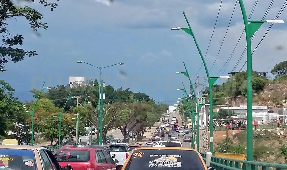 Urgen semáforos en zona escolar