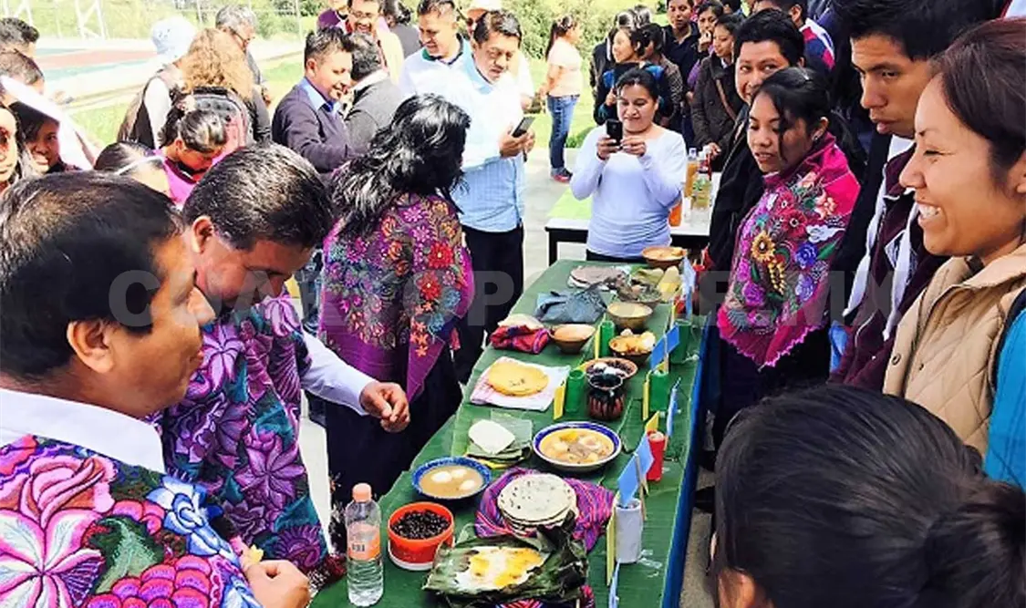 Autoridades participan en aniversario de Escuela Normal Jacinto Caneck