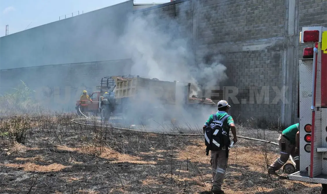 Se incendian dos camiones en Tuxtla