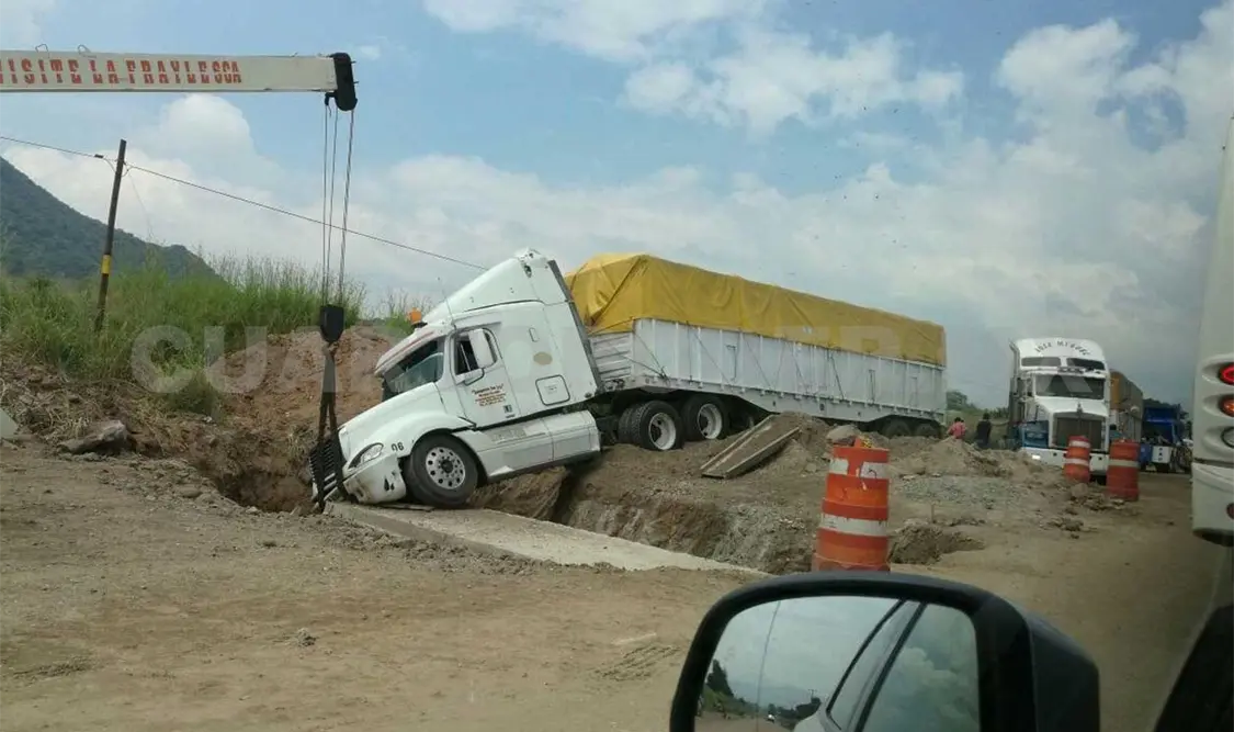 Cae tráiler a hoyo