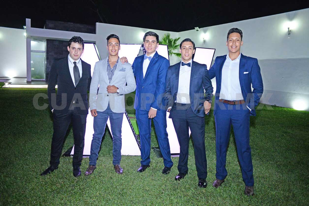 Gemelas celebran sus XV años
