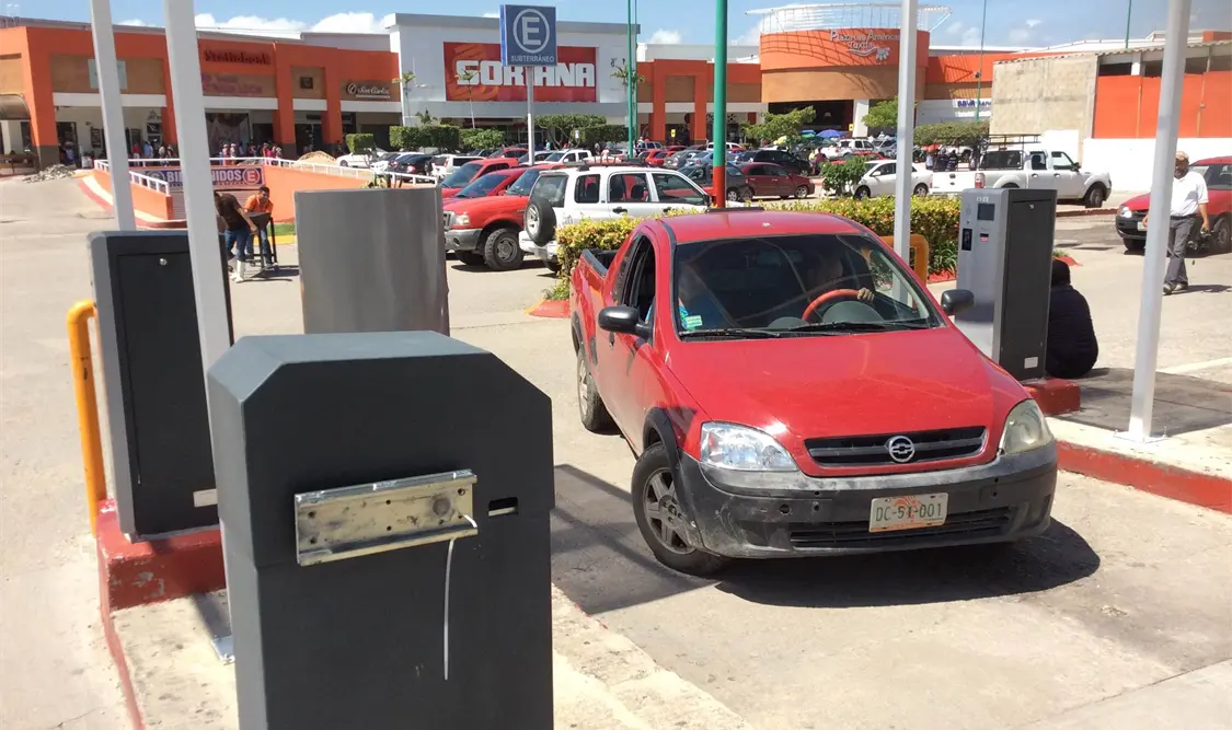 La Ley del no cobro a estacionamientos en plazas comerciales es una medida electorera del Congreso del Estado