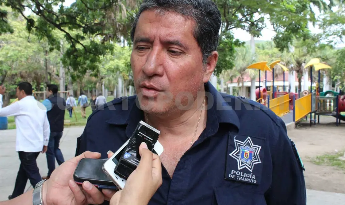 Golpea a sexagenaria y pelea con policías