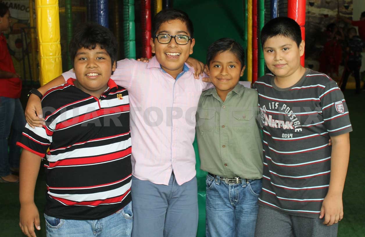 Hermanitos celebran juntos