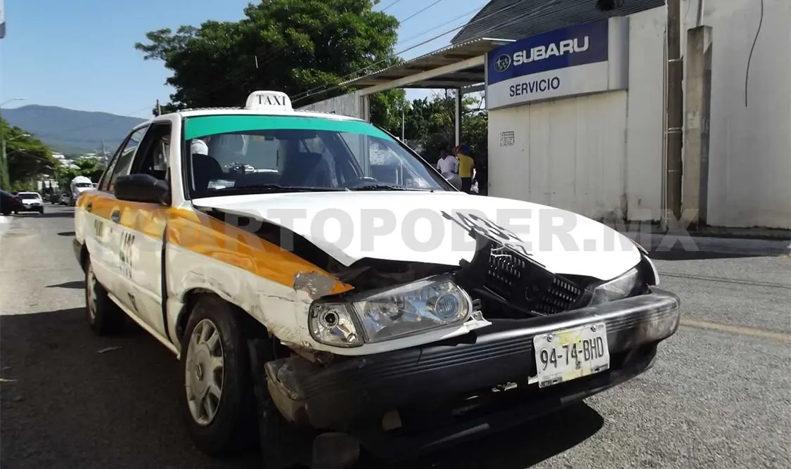 Taxista choca, atropella y huye