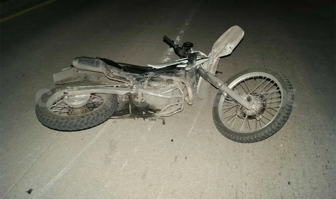 Auto arrolla y mata a motociclista