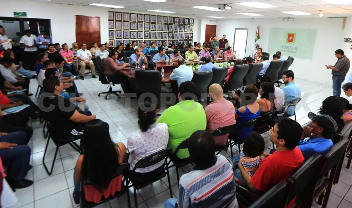 La secretaria general del Ayuntamiento de Tuxtla Gutiérrez, Gloria Luna Ruiz, en reunión con comerciantes quienes formales. CP