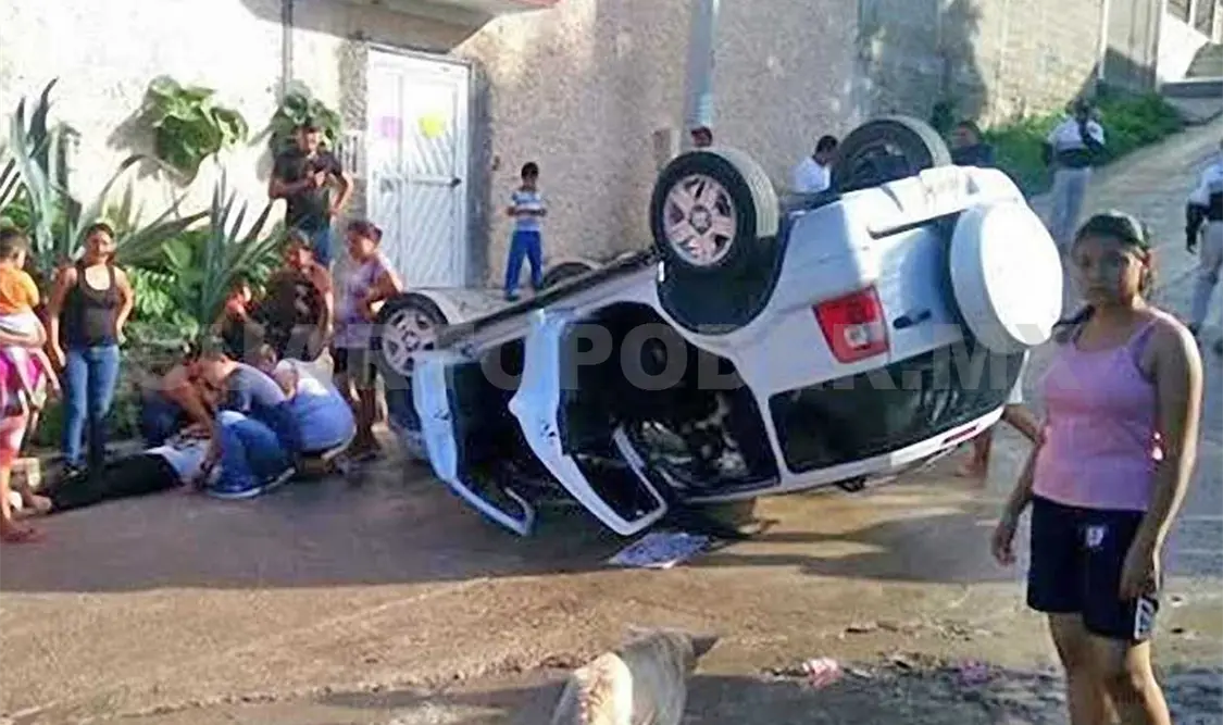 Choque y volcadura en la Azteca