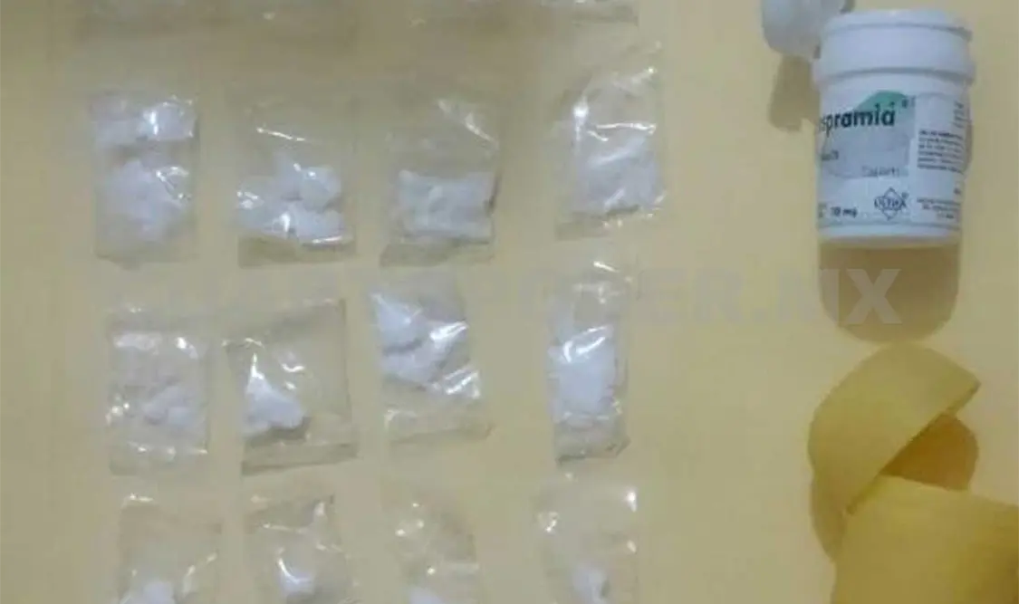 Policías de la SSyPC arrestaron a un hombre en posesión de varias bolsitas de cocaína en el municipio de Cintalapa.