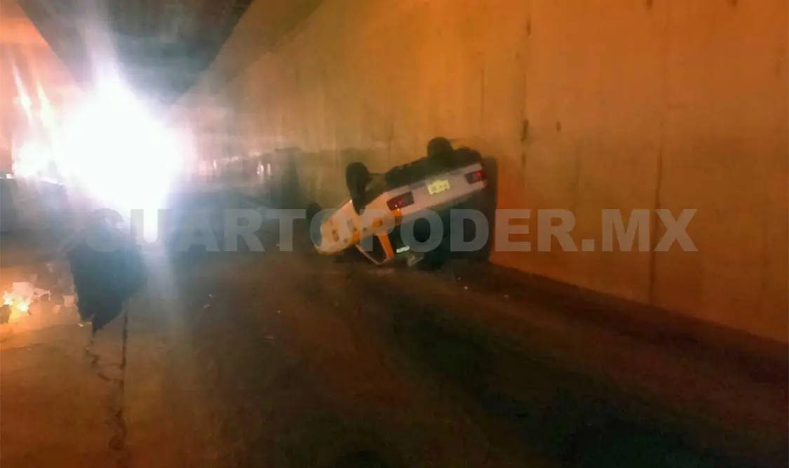 Taxi vuelca por falla mecánica
