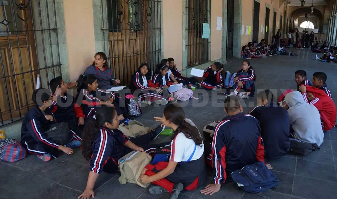 Estudiantes toman clases afuera del Palacio de Gobierno