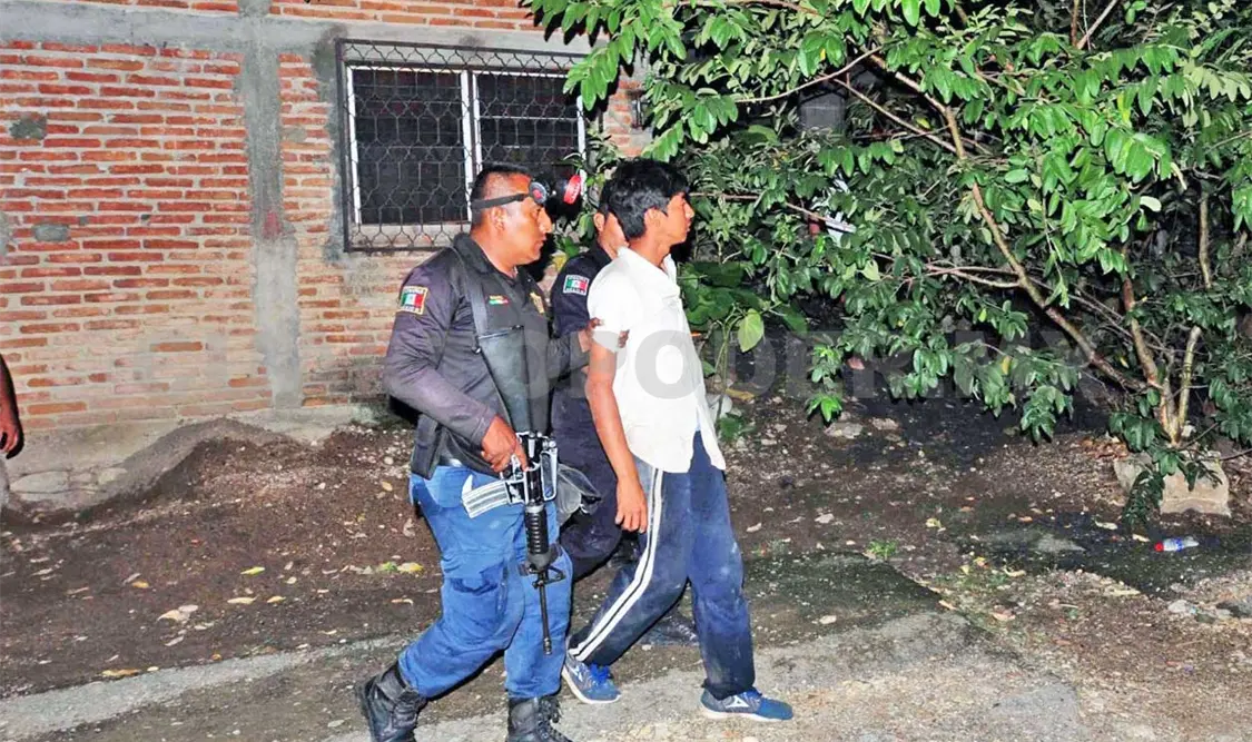 Policías detienen a joven ladrón