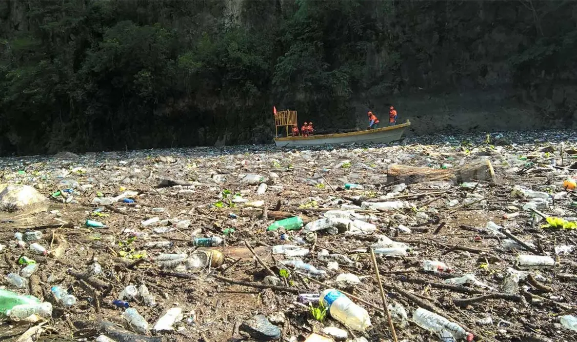 Persiste el arrastre de basura hacia el Grijalva