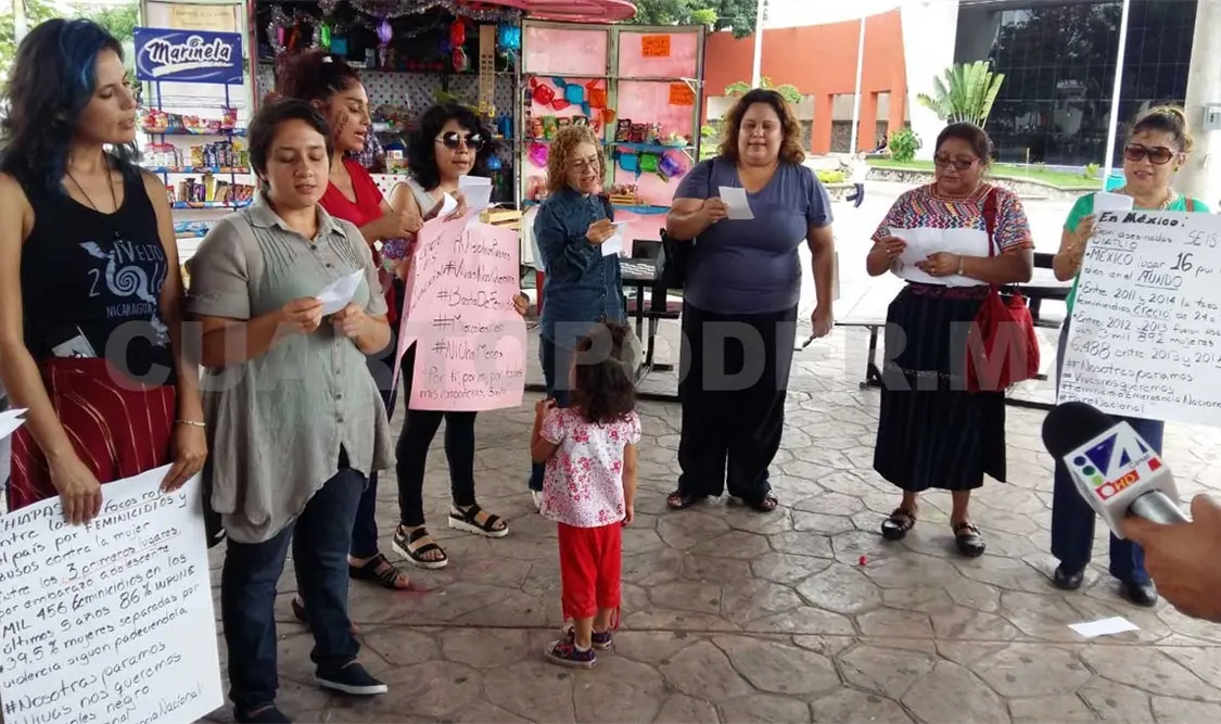 Mujeres marchan en protesta de la violencia de género