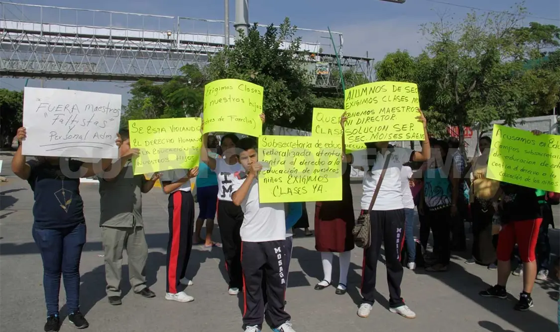 Padres bloquean Libramiento Sur
