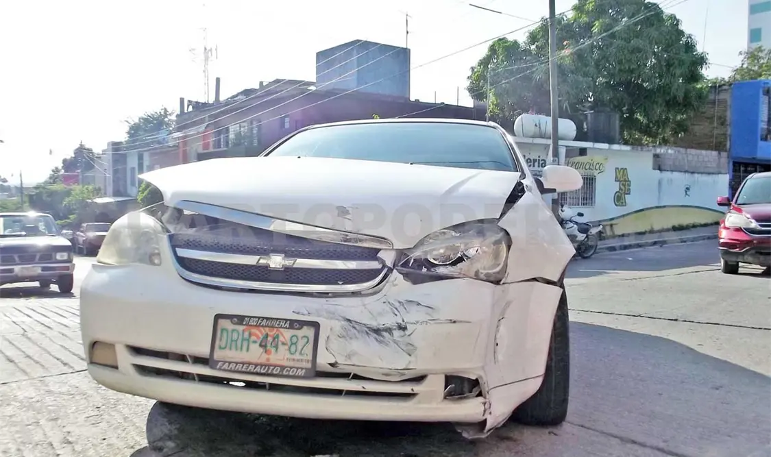 Por querer ganar el paso, impacta a coche