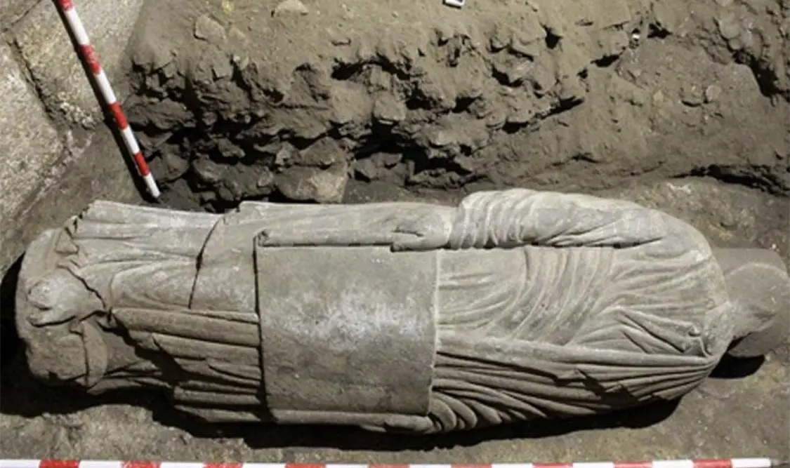 La figura decapitada era parte de la antigua fachada de la Catedral de Santiago de Compostela . Cortesía