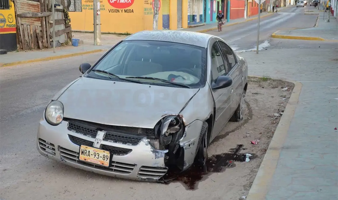 Por desesperado, estrelló su auto