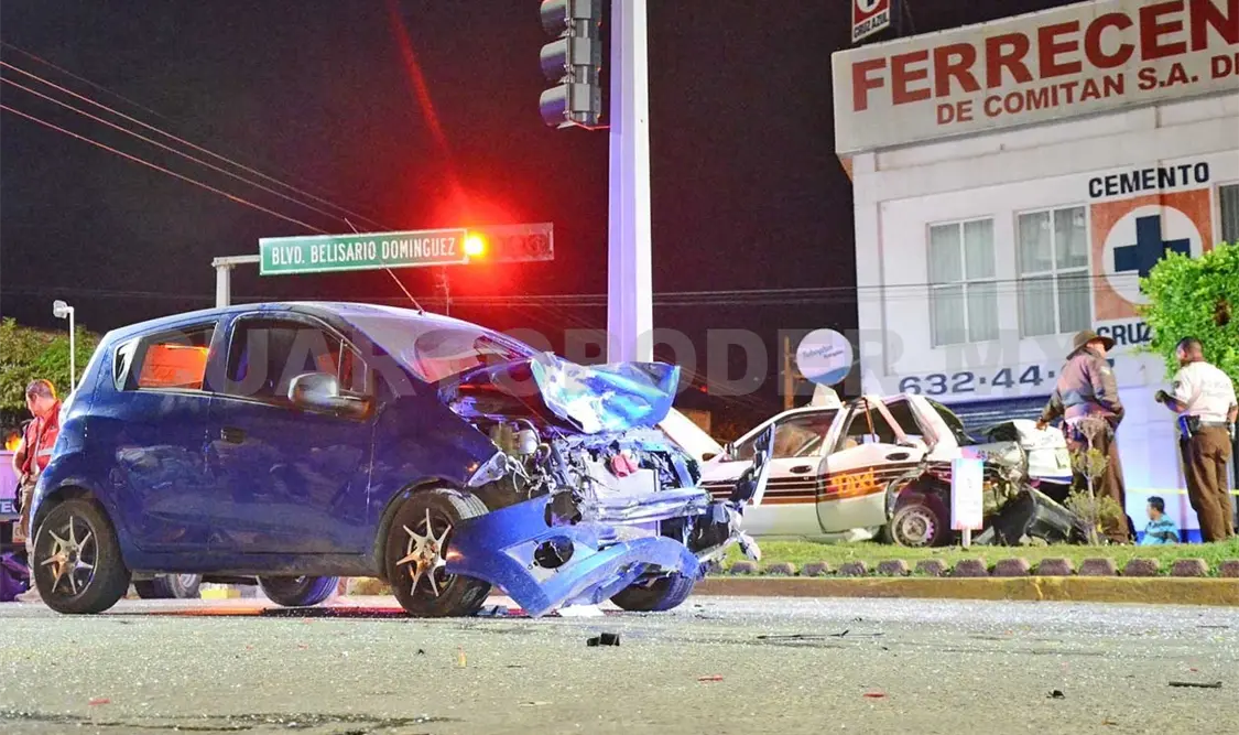 La conductora de este Spark provocó un accidente de tránsito la madrugada de ayer en el bulevar principal de Comitán.