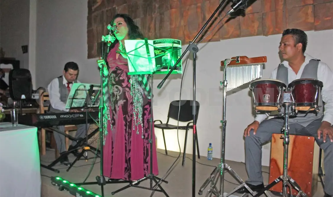 Verónica Villanueva, entre boleros y amigos