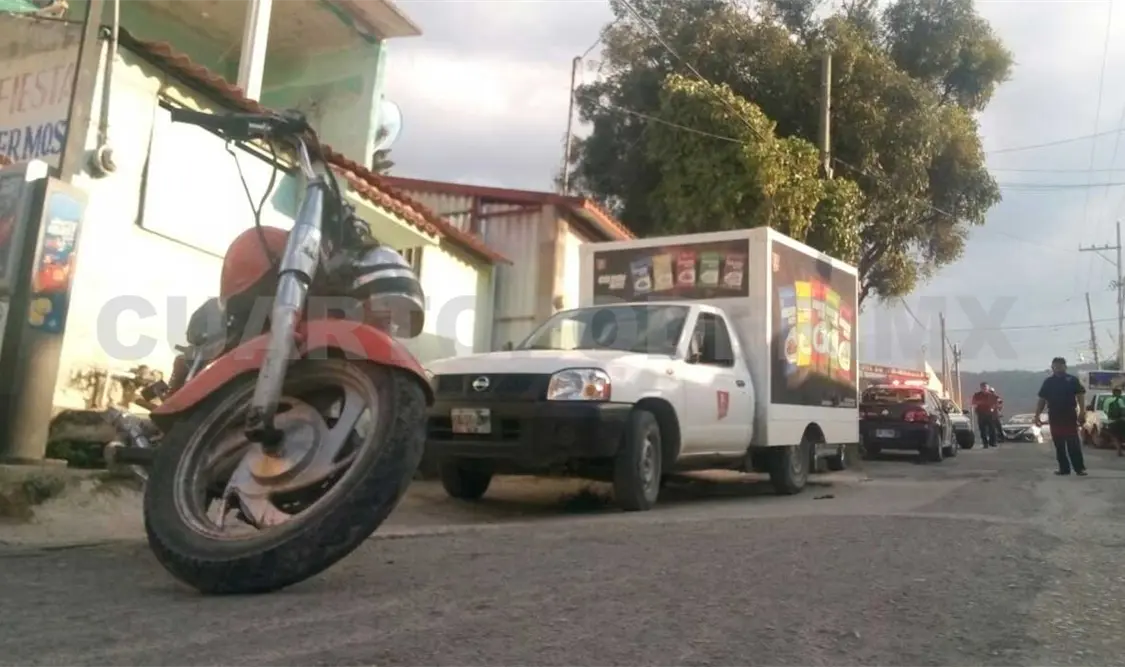 Niños estrellan moto contra camioneta