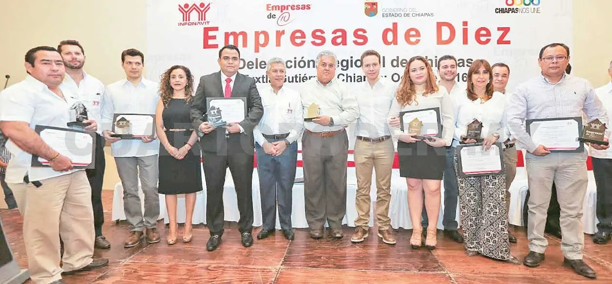 Gobernador y director de Infonavit entregan distintivo Empresas de Diez