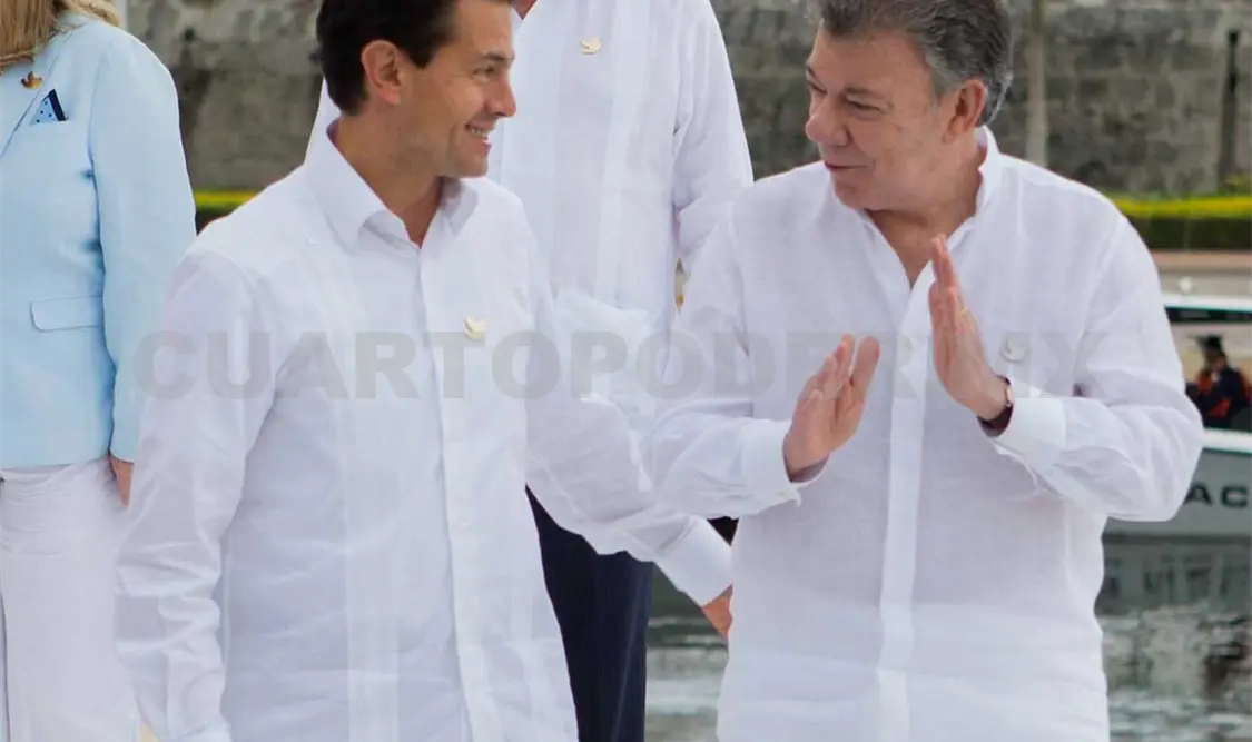 El presidente Enrique Peña Nieto saludó a su homólogo Juan Manuel Santos, durante la XXV Cumbre Iberoamericana.