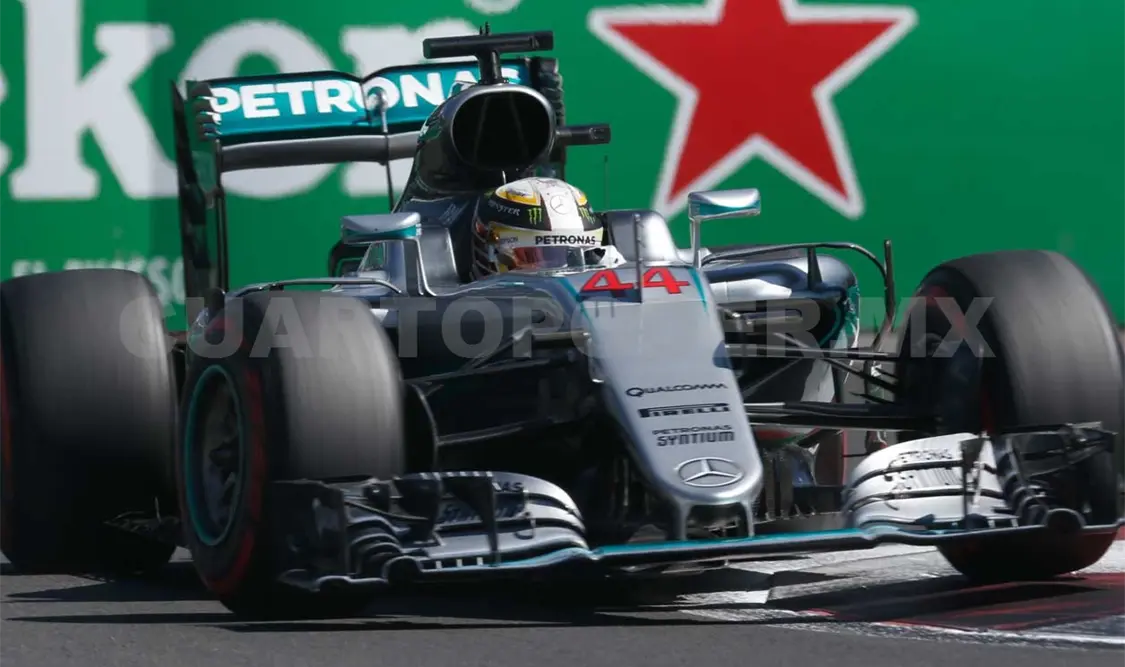 Lewis Hamilton, de Gran Bretaña, conduce su coche durante la fase de clasificación para la Fórmula Uno Gran Premio de México. AP