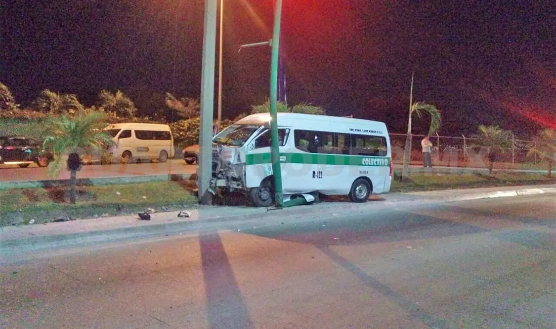 Colectivo abandonado tras derribar poste