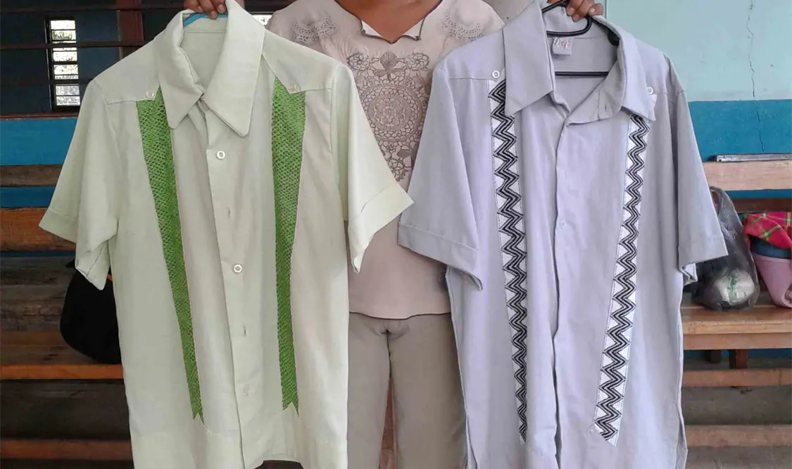 32 mujeres se vieron beneficiadas al capacitarse sobre la elaboración de camisas. Cortesía.