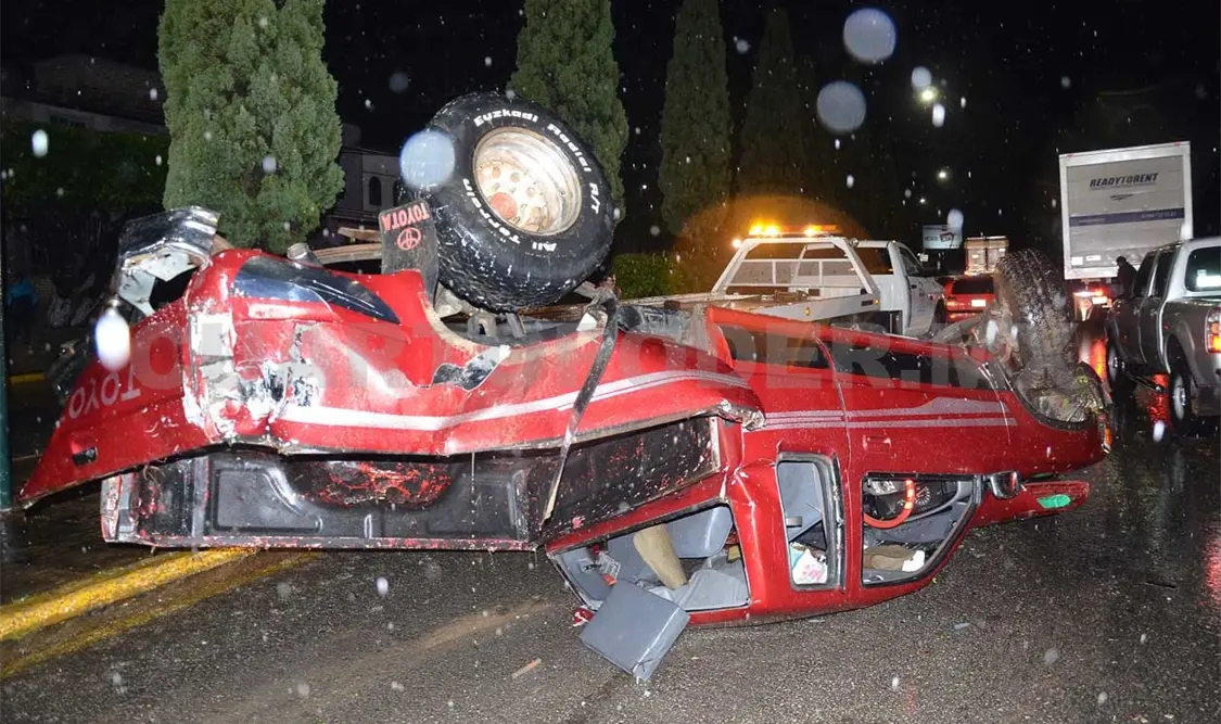 Camioneta vuelca en bulevar