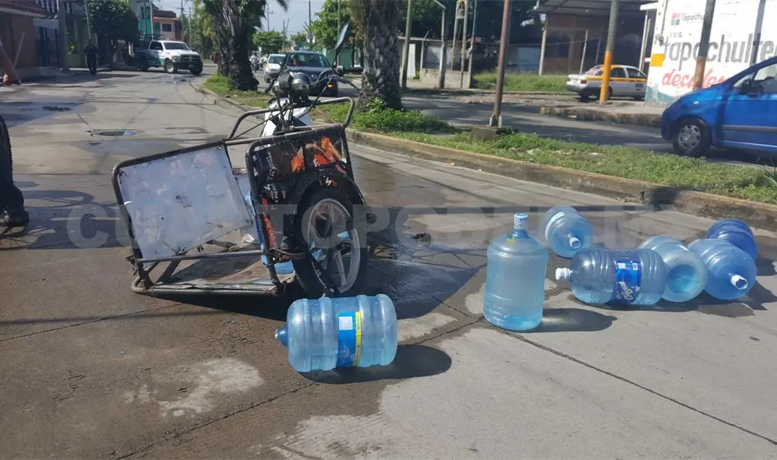 Choca repartidor contra camioneta
