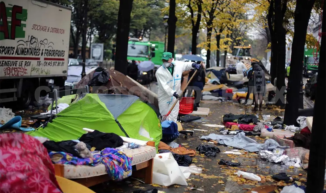 Evacuan campamento ilegal