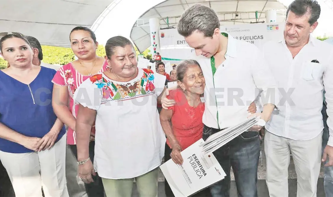 Entrega Velasco escrituras a damnificados por el Huracán Stan
