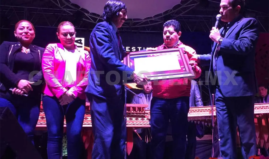 Entrega de reconocimiento a la Internacional Marimba Orquesta Águilas de Chiapas. Cortesía