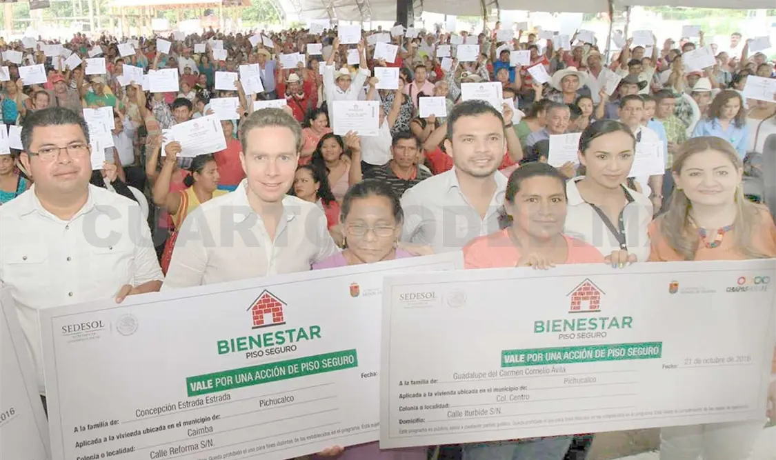 El gobernador expresó que al colocar pisos de concreto en las viviendas se brinda un mayor bienestar a las familias. CP