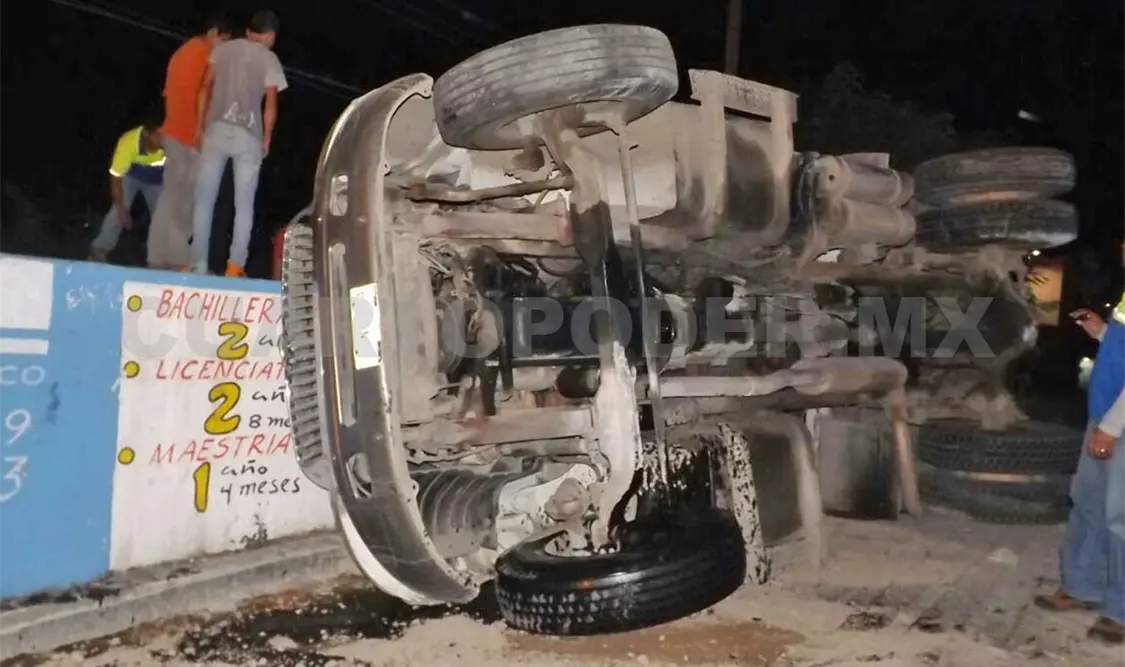 Un volteo volcó ayer en Calzada al Sumidero.