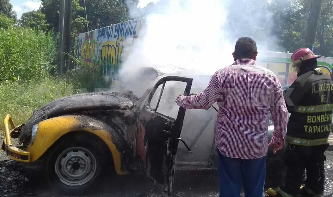 Un automóvil sedán ardió en la calle principal del penal número 3 de Tapachula, sin que hubiera personas lesionadas.