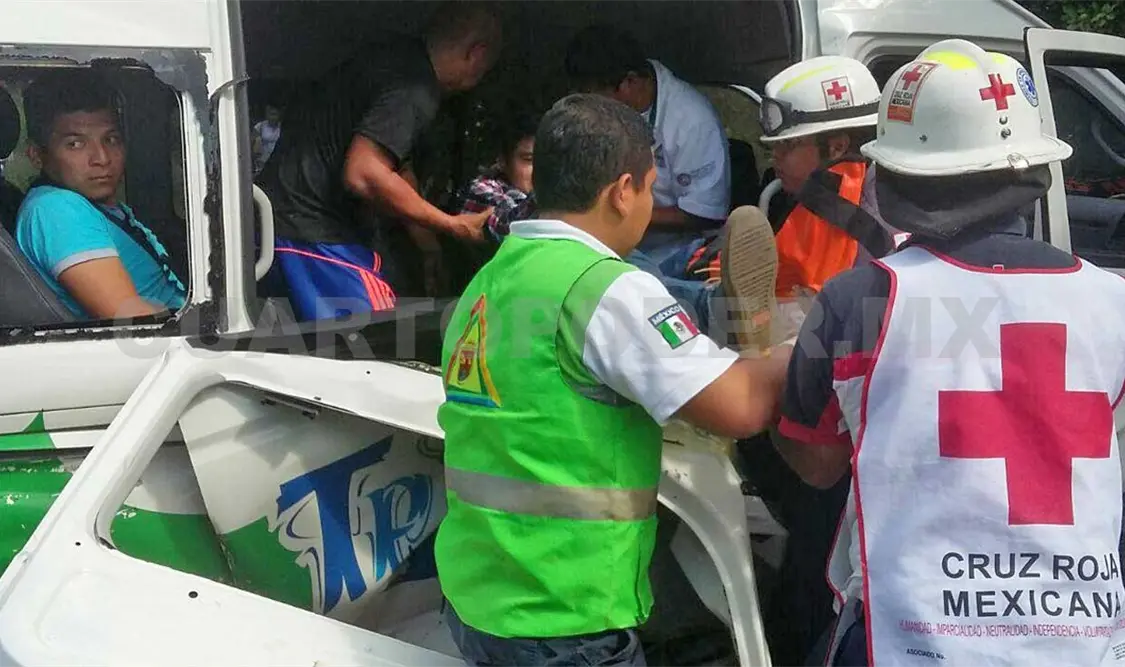 Los lesionados fueron sacados de la camioneta y luego llevados a un hospital.