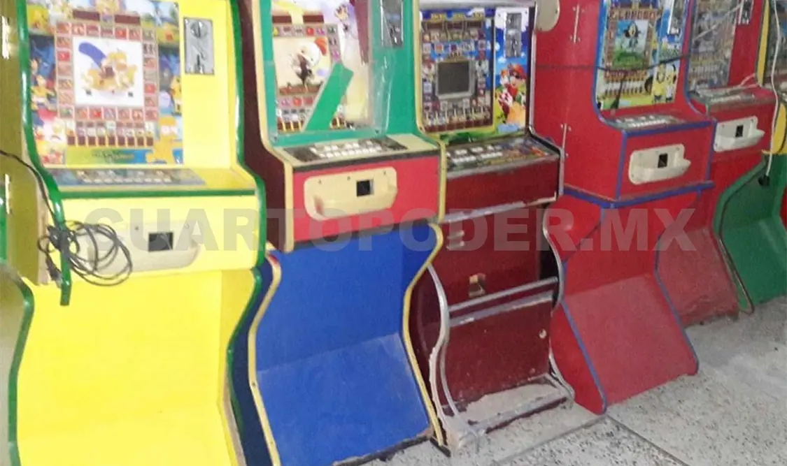 Elementos de la PGR decomisaron siete minicasinos en la Central de Abasto de Tuxtla Gutiérrez.