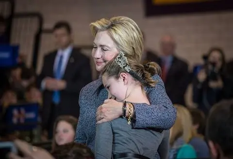 Con resultados de 16 estados, Hillary lleva mínima ventaja