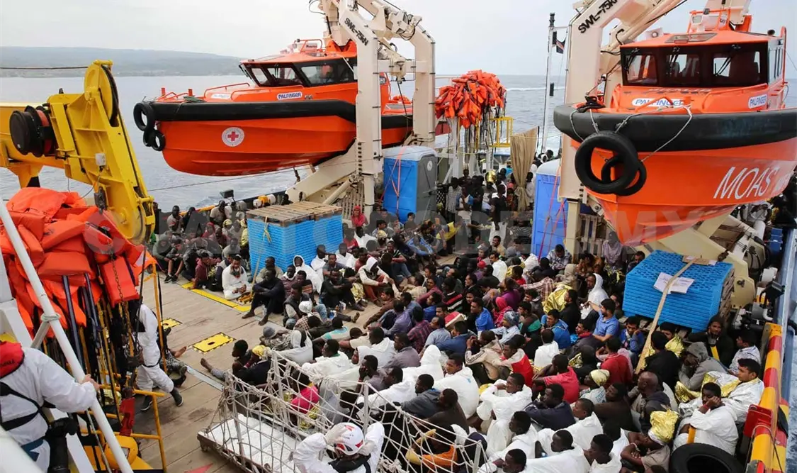 Mil 800 inmigrantes desembarcan