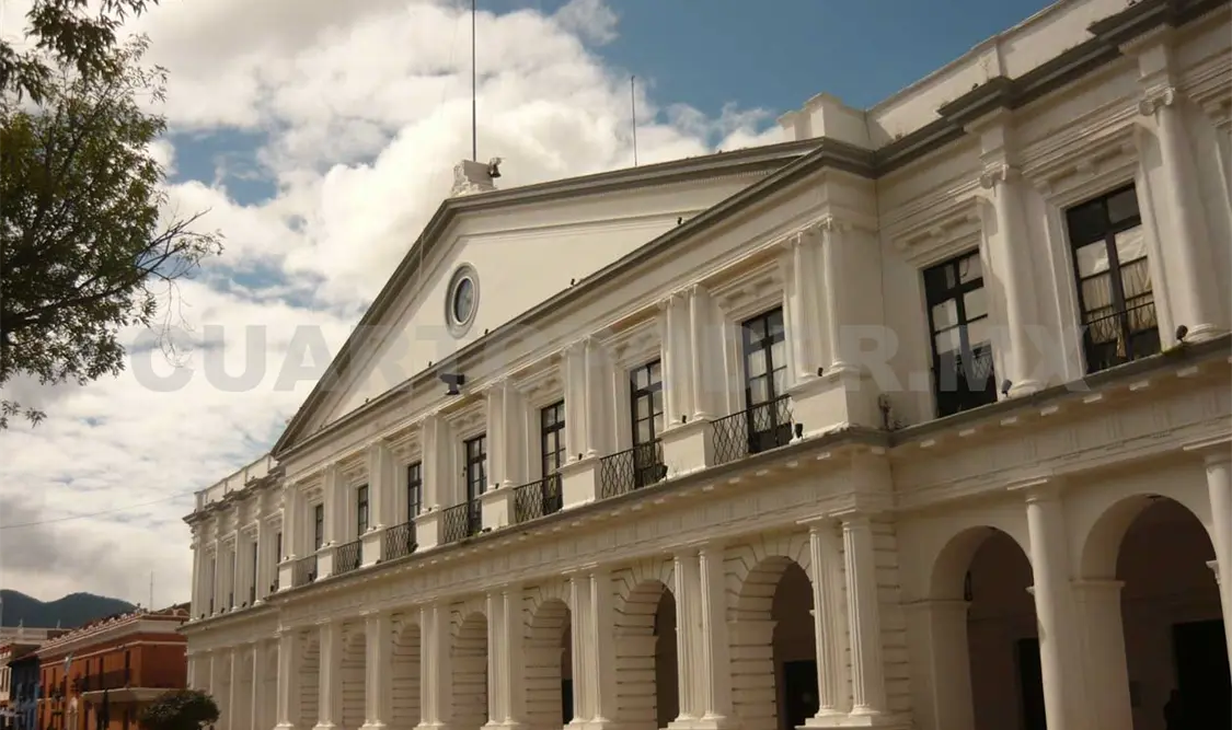 Retiran rejas que rodeaban la antigua presidencia