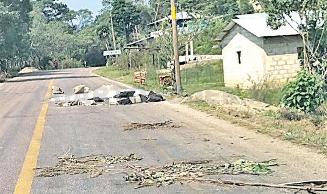 Construyen más topes en carretera